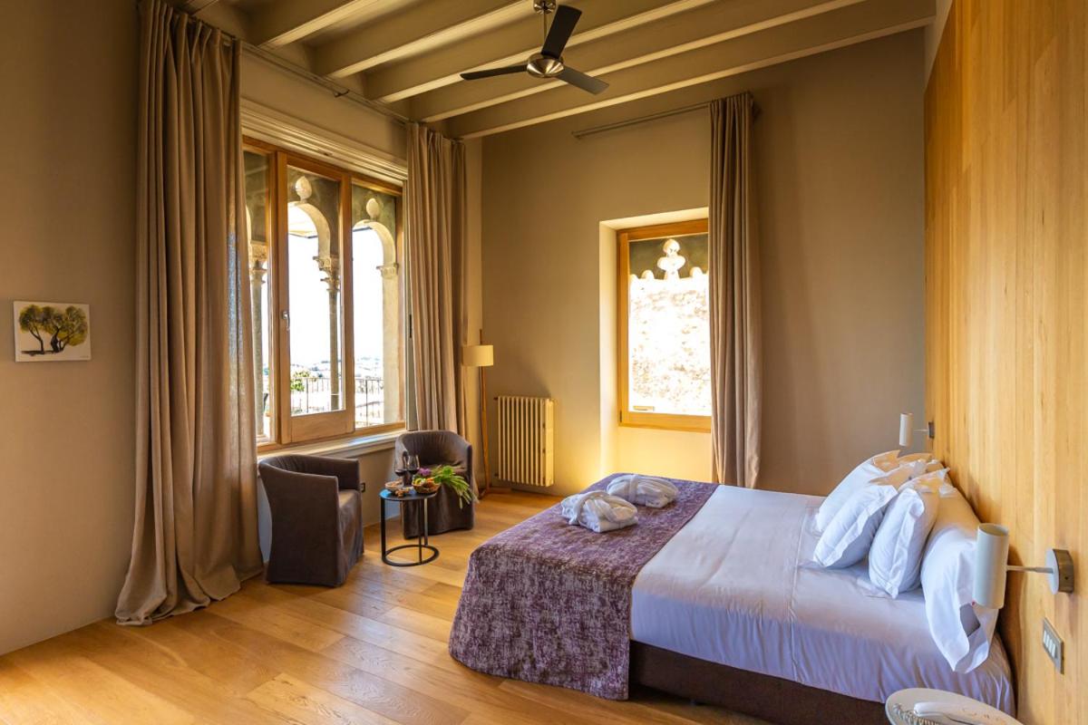 Cama o camas de una habitación en Hotel Mas Bosch 1526