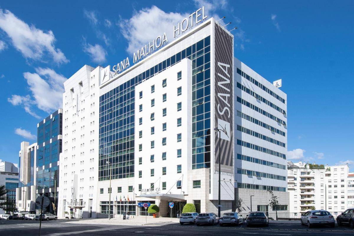 um grande edifício branco com uma placa nele em SANA Malhoa Hotel em Lisboa