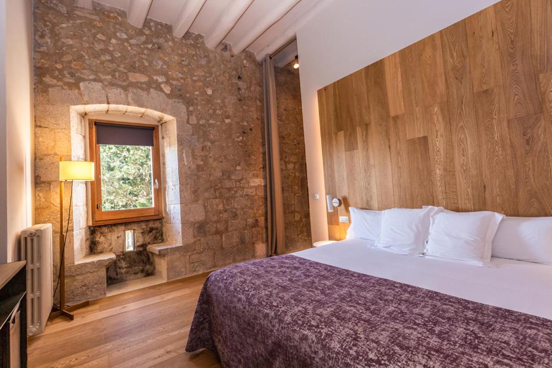Cama o camas de una habitación en Hotel Mas Bosch 1526