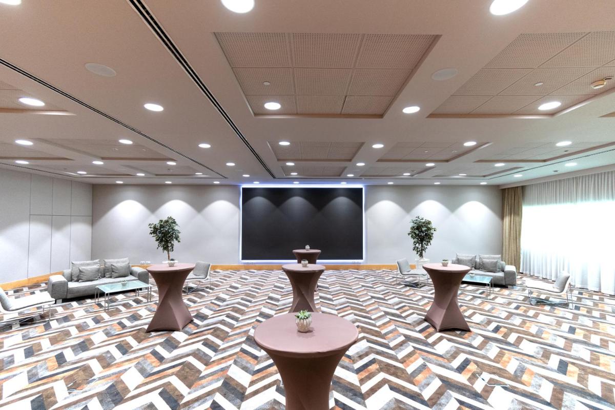 A área empresarial e/ ou a sala de conferências de SANA Malhoa Hotel
