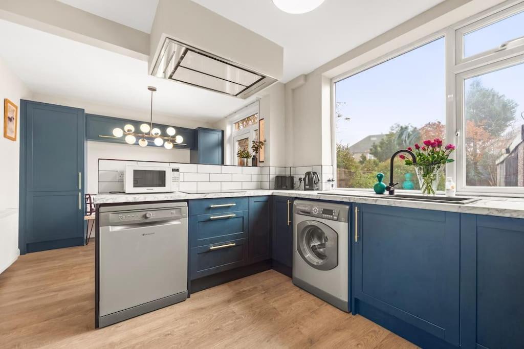 Spacious 3 bed house in North Leeds perfect for families & longer stays - Housity