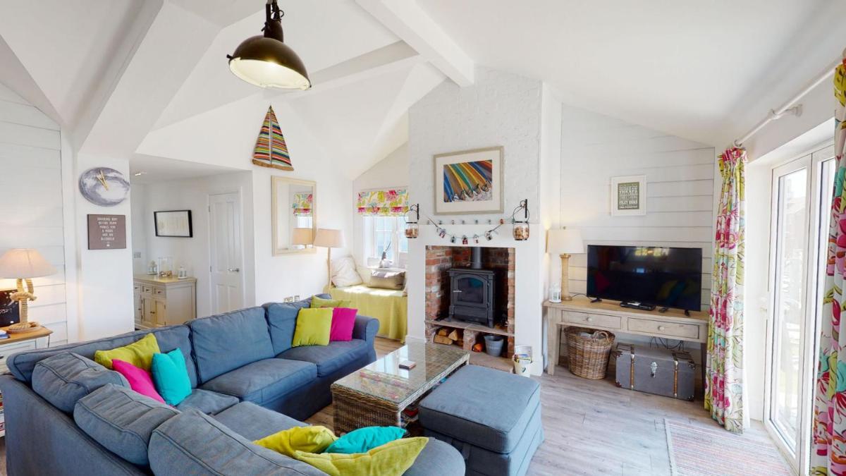 Blue Moon at The Bay Filey, sleeps 4-5, 2 dogs welcome - Housity