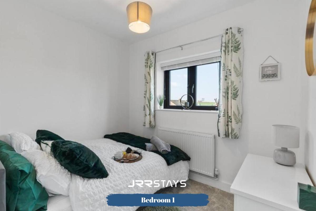 Burton on Trent - 3 Bedroom, Sleep 7, Wi-Fi - JRR Stays - Housity