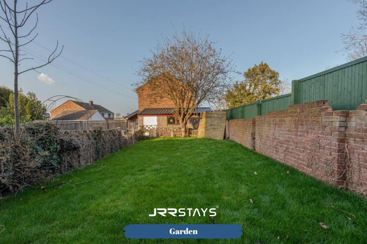 Burton on Trent - 3 Bedroom, Sleep 7, Wi-Fi - JRR Stays - Housity