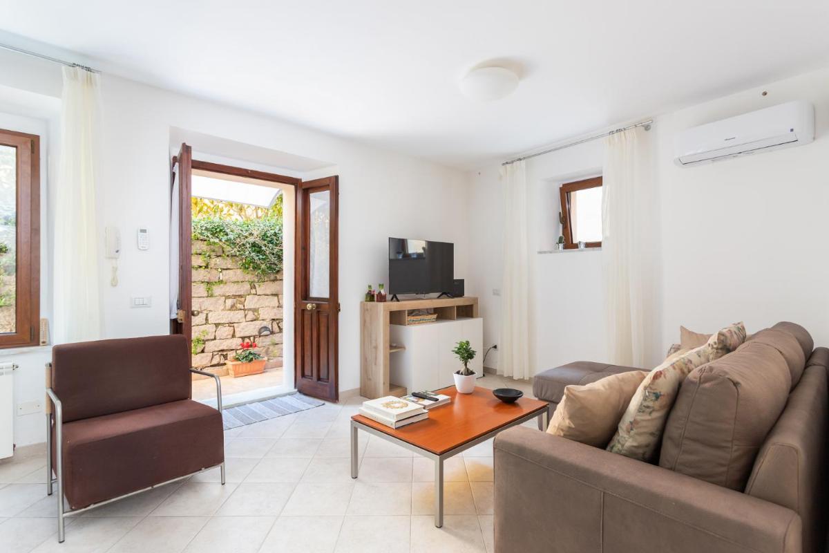 Spacious 3-Bedroom Apartment with Courtyard in Tempio Pausania - Perfect for Families - Housity