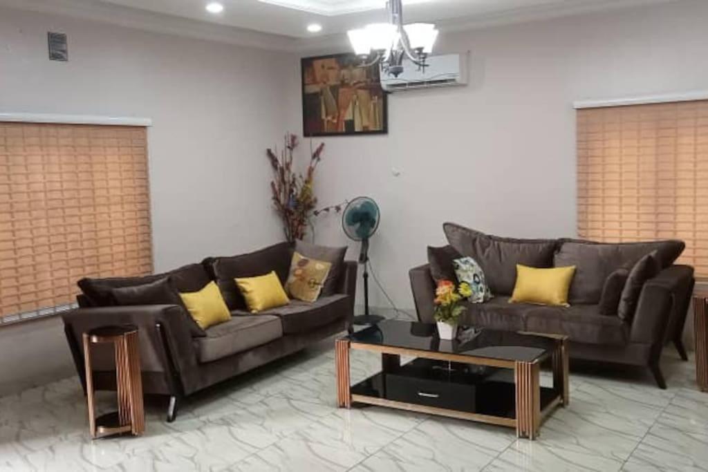 Suitetrails - Eny's Place, 3 Bedroom Service Duplex Apartment