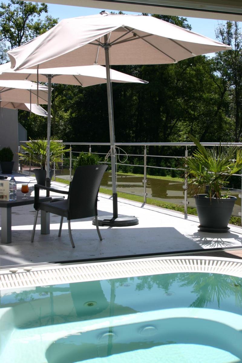 Piscine de l'établissement Hotel Blanc ou située à proximité