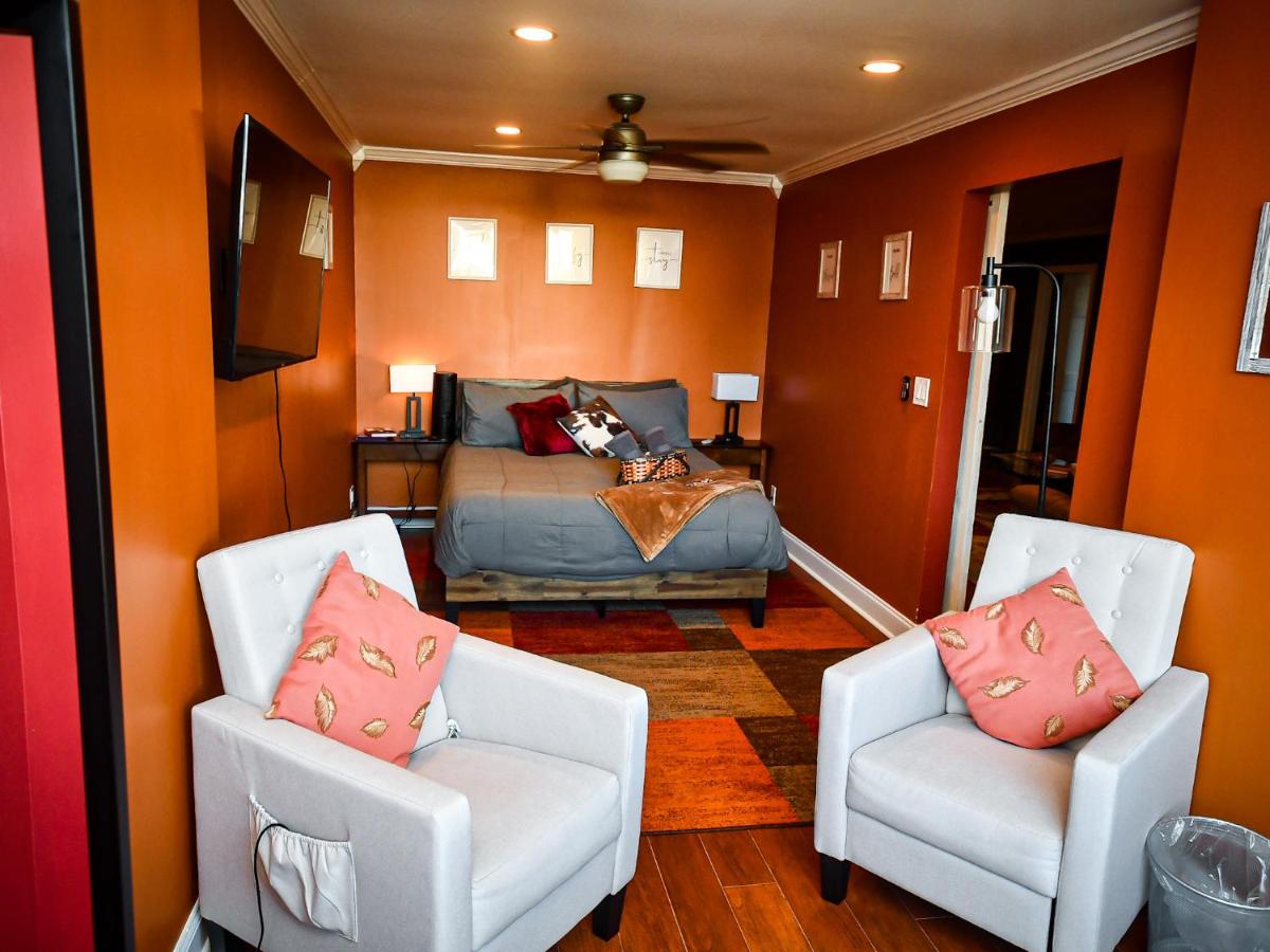Perfect DTWN 2 Bed Condo with Cali King Bed and Gym - Housity