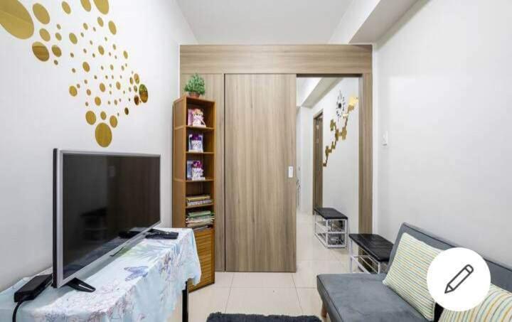 Lovely Condo 2-BR w/balcony in SM-Sucat, Paranaque - Housity