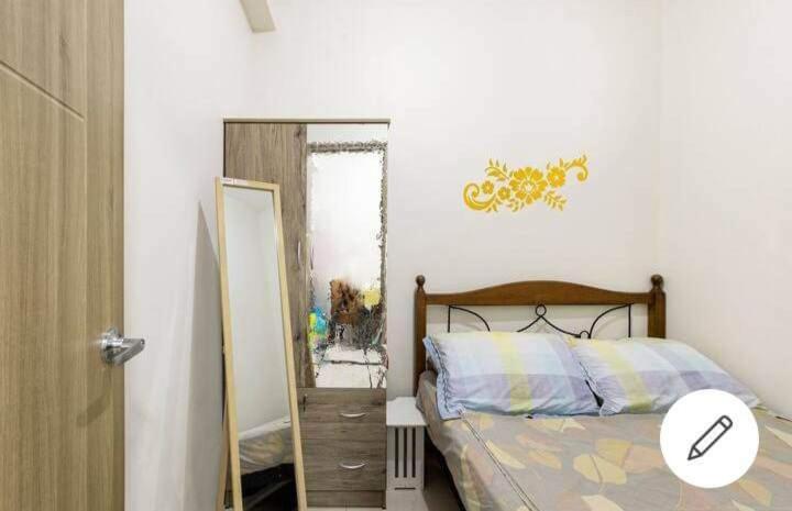 Lovely Condo 2-BR w/balcony in SM-Sucat, Paranaque - Housity