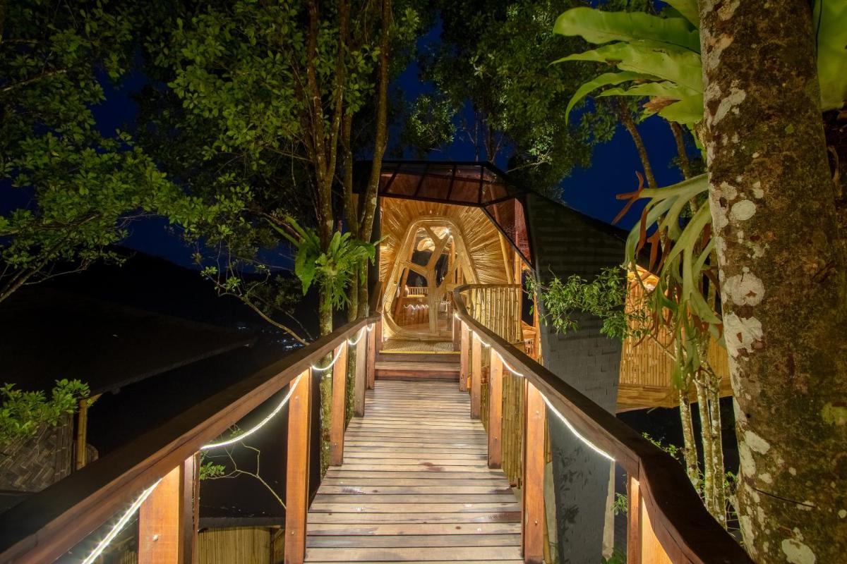 Cliffside Bamboo Treehouse with Heated Pool and View - Housity