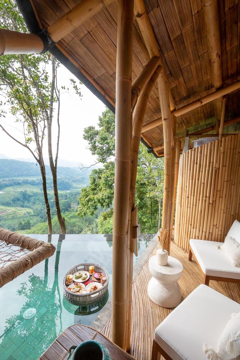 Cliffside Bamboo Treehouse with Heated Pool and View - Housity
