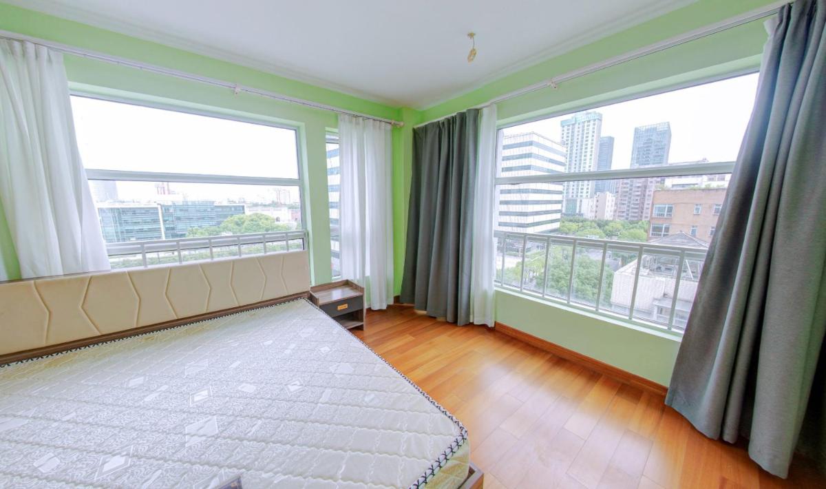 Top floor sunny bedroom near Fudan - Housity