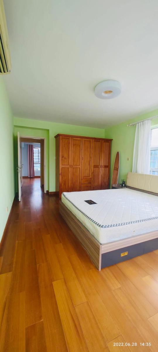 Top floor sunny bedroom near Fudan - Housity