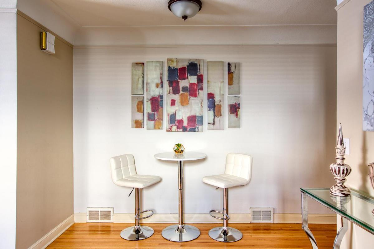 New superhost listing 3 bedroom townhouse fully remodeled and updated!! - Housity