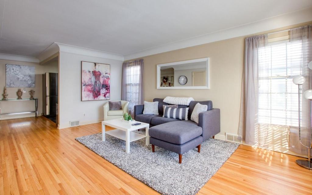 New superhost listing 3 bedroom townhouse fully remodeled and updated!! - Housity