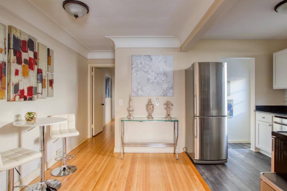 New superhost listing 3 bedroom townhouse fully remodeled and updated!! - Housity