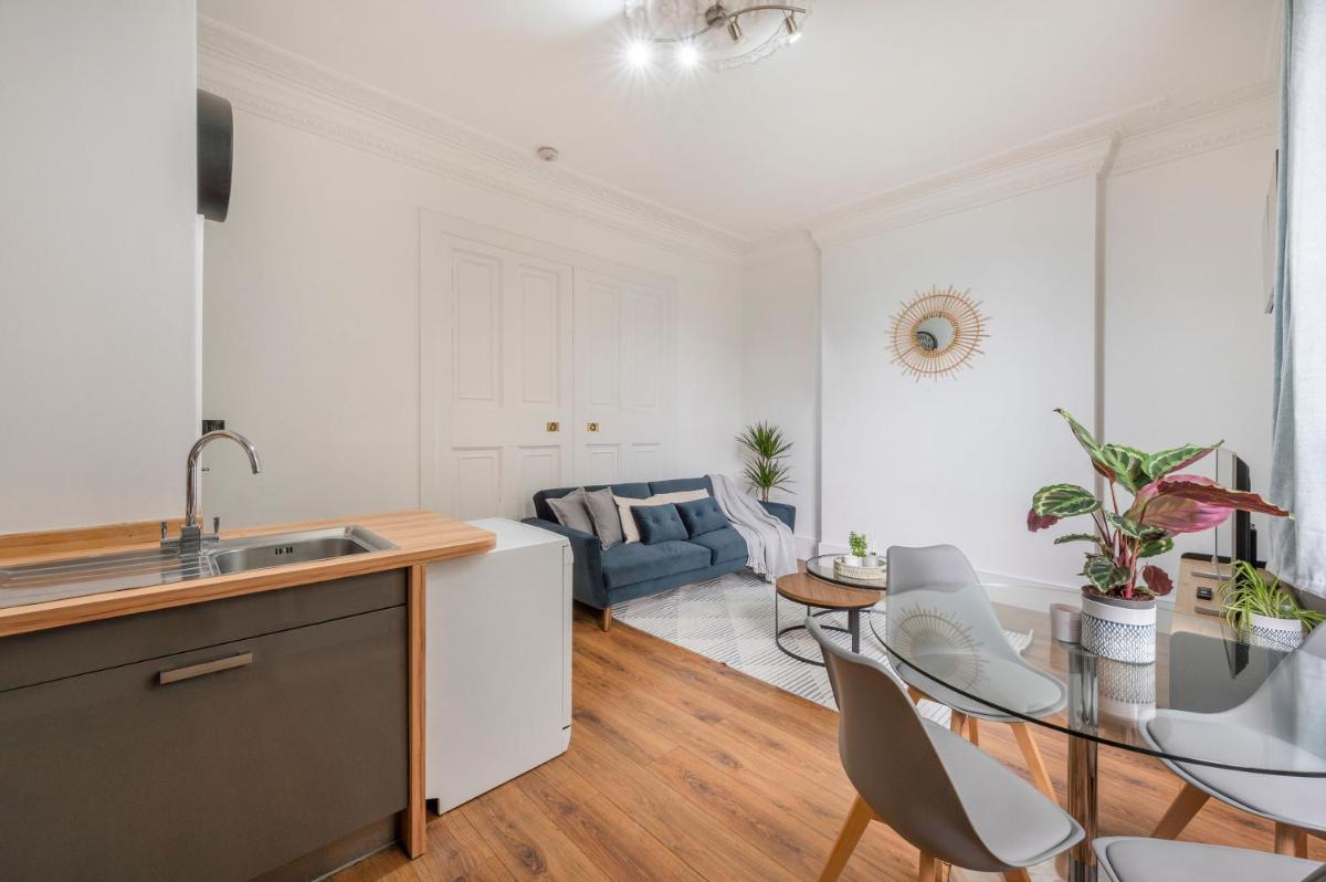Spacious Two Bedroom by London Zoo - Housity