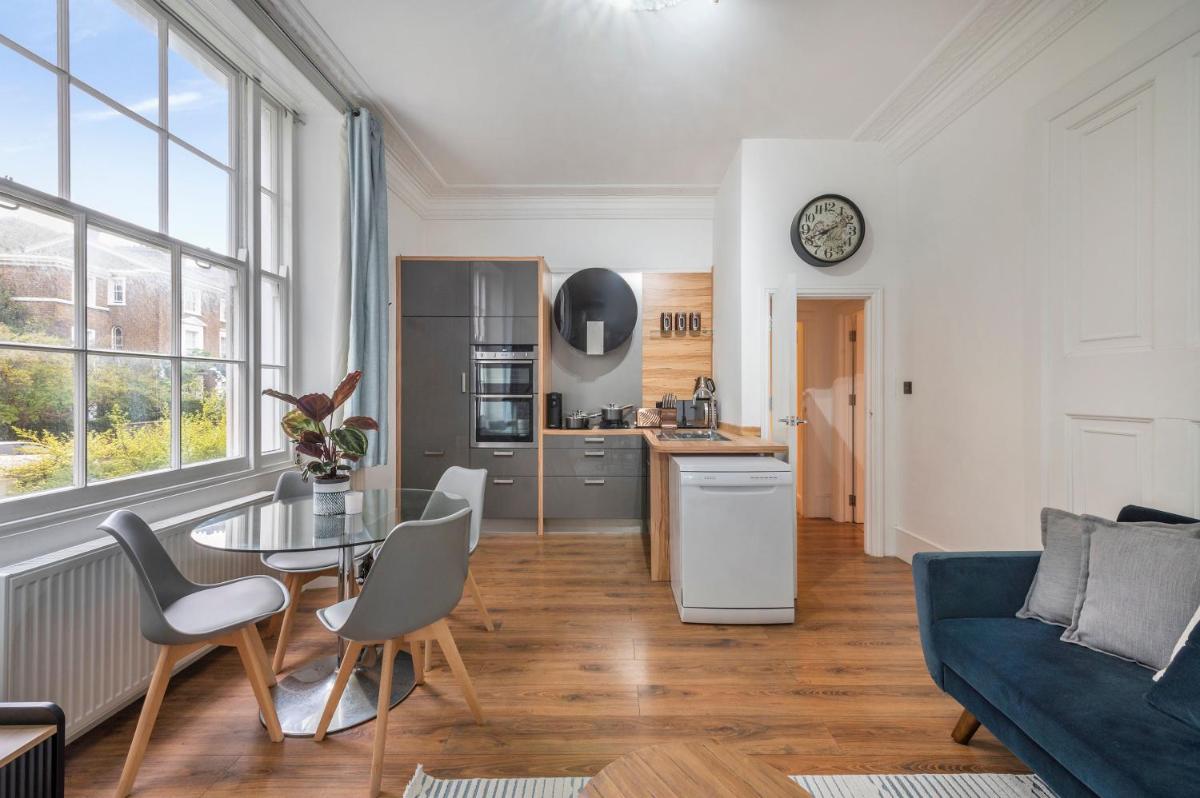 Spacious Two Bedroom by London Zoo - Housity