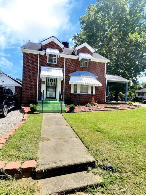 Cheerful 3-bedroom home in Dunbar WV - Housity