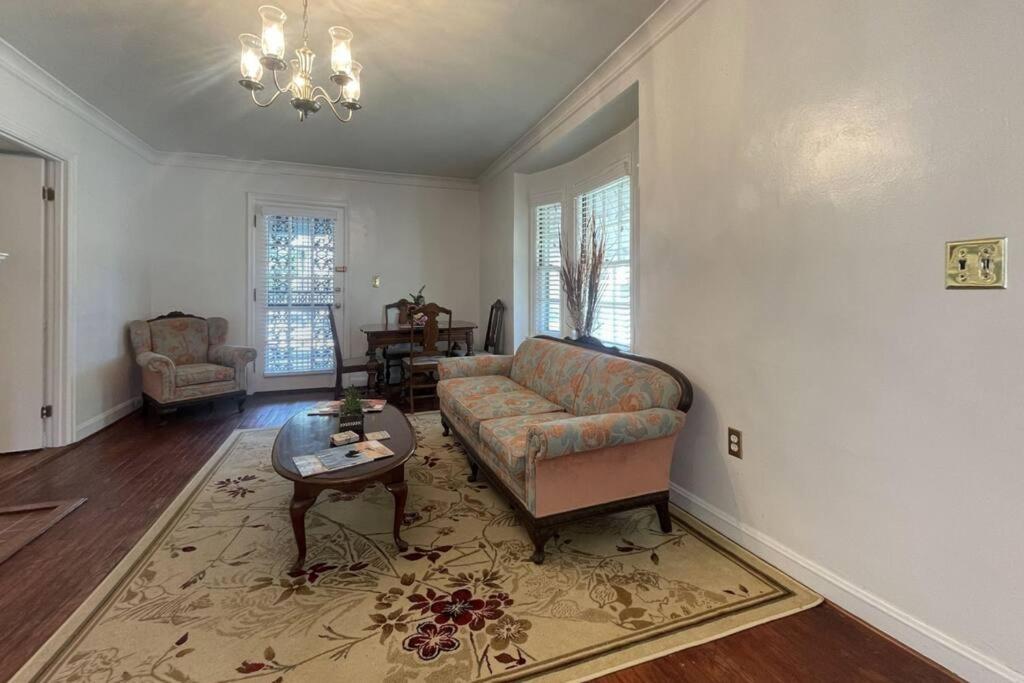 Cheerful 3-bedroom home in Dunbar WV - Housity