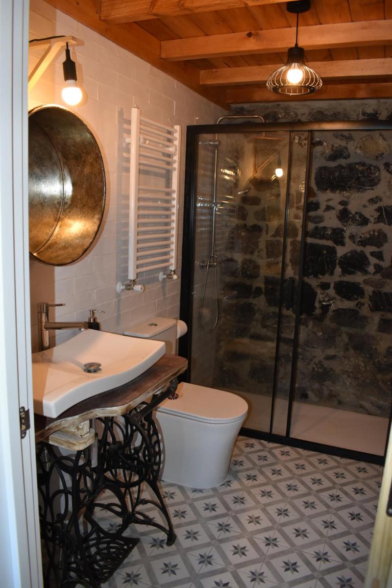 Suitetrails - LA ANTIGUA CUADRA precioso apartamento de piedra con jardín, barbacoa y acceso al río