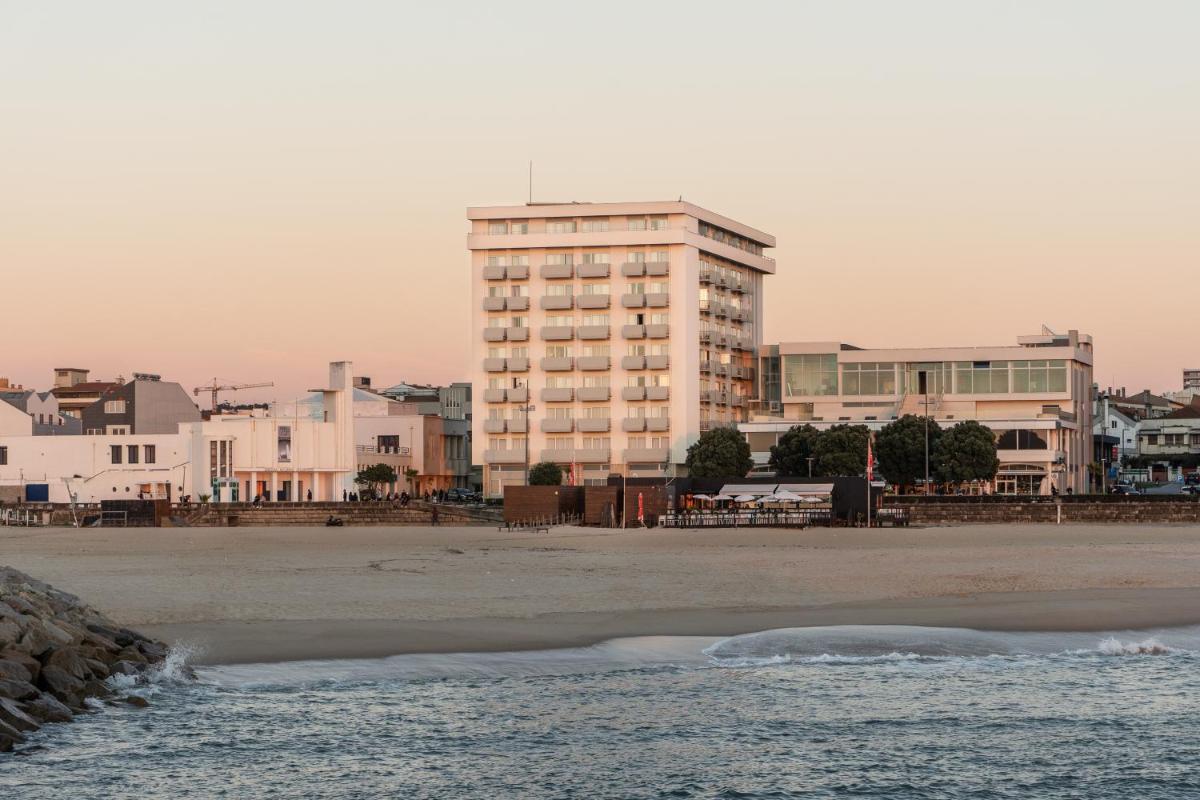 um grande edifício na praia com vista para o oceano em Dorma Praia Golfe em Espinho
