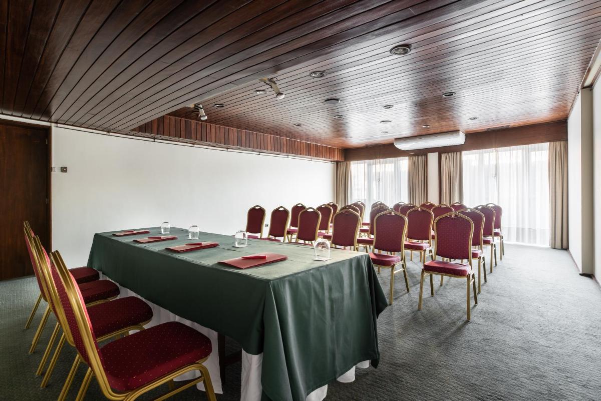 A área empresarial e/ ou a sala de conferências de Dorma Praia Golfe