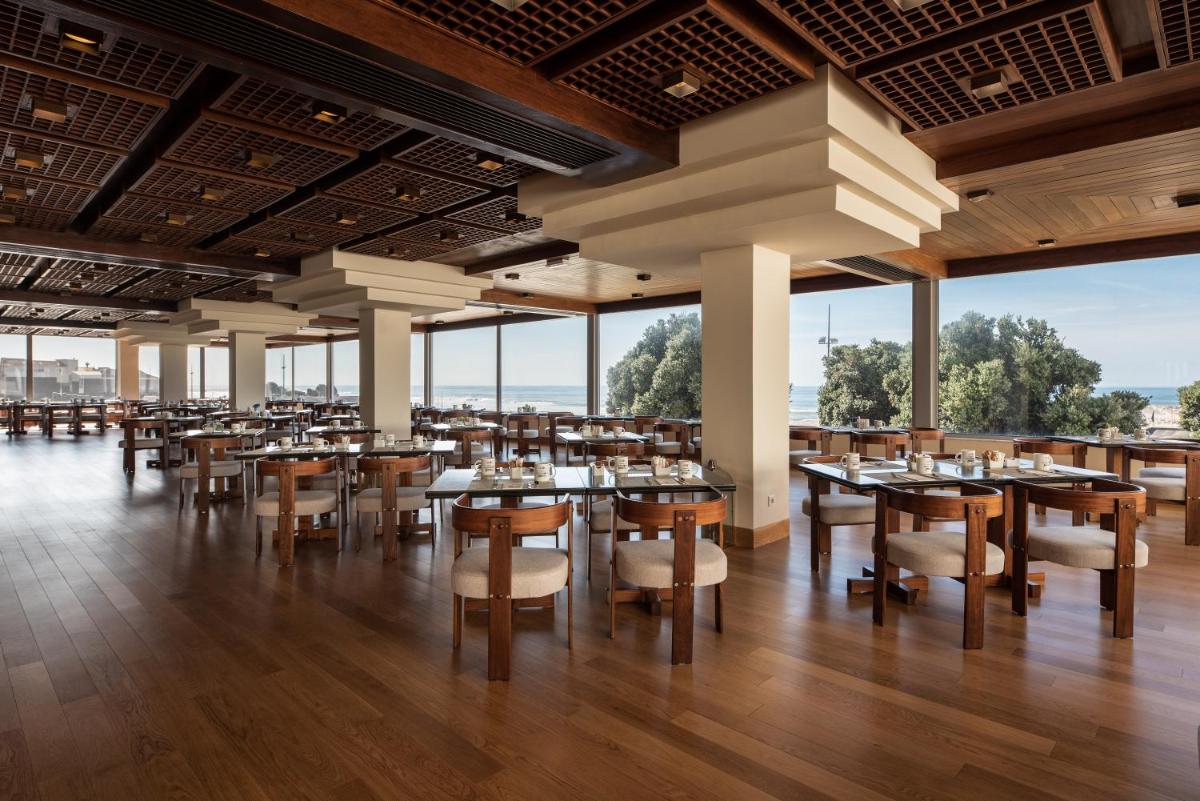 Um restaurante ou outro lugar para comer em Dorma Praia Golfe