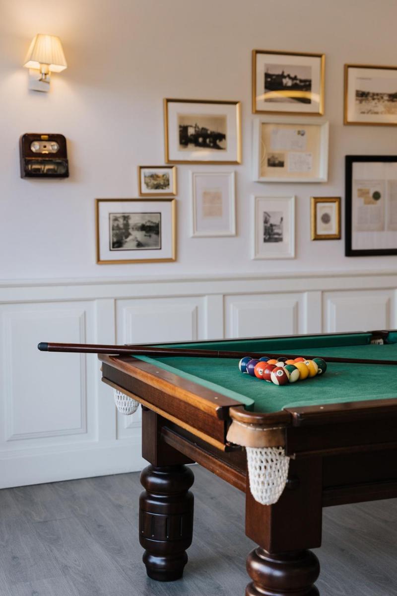 Uma mesa de bilhar em Ribeira Collection Hotel by Piamonte Hotels