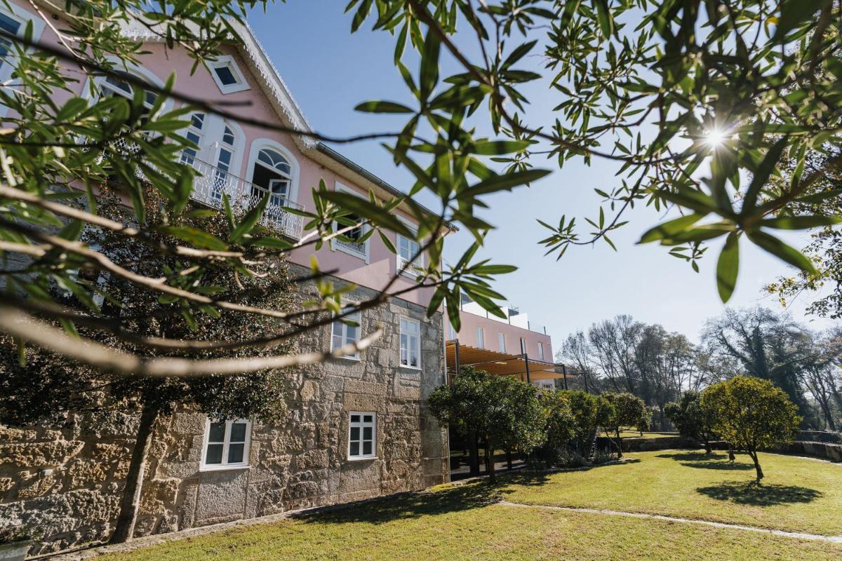 Um jardim no exterior de Ribeira Collection Hotel by Piamonte Hotels
