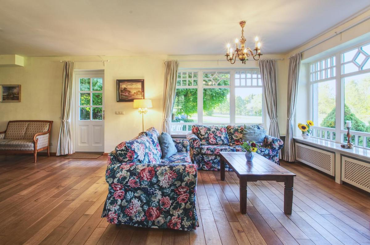 Reetdachhaus mit großem Garten und Kamin - Housity