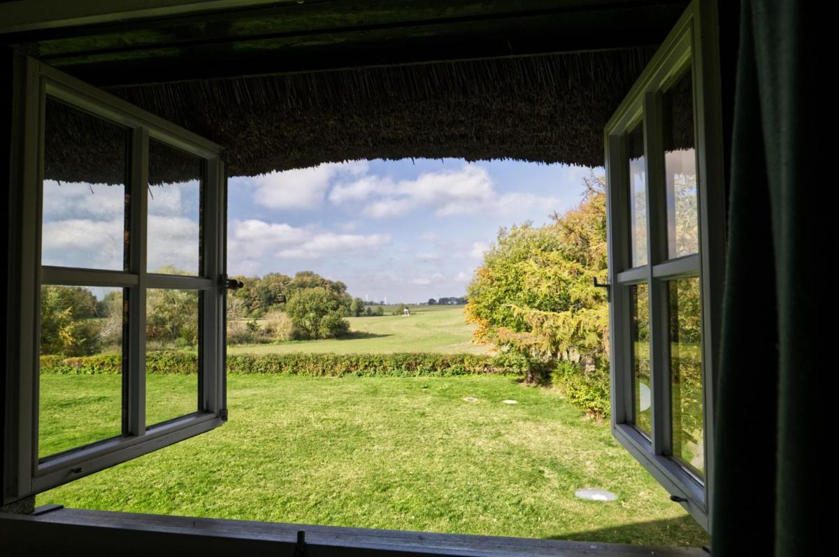 Reetdachhaus mit großem Garten und Kamin - Housity