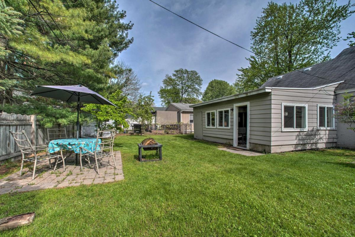Lake Huron Cottage Fire Pit, Steps to ! - Housity