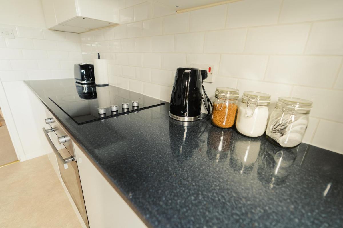 House with Fast Wi-Fi and Free Parking - Housity