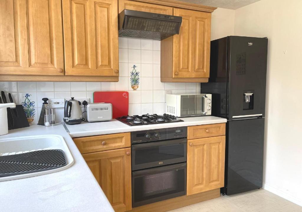 Ashford Holiday Home Smithy Drive Sleeps 5 FREE Wifi and Vehicle Parking - Housity