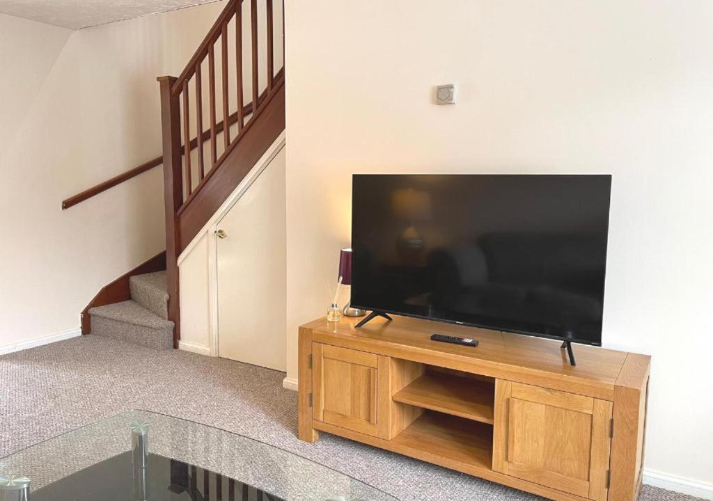 Ashford Holiday Home Smithy Drive Sleeps 5 FREE Wifi and Vehicle Parking - Housity
