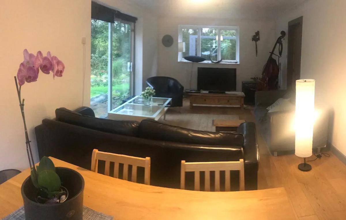 Room with use of house and with unique woodland setting - Housity