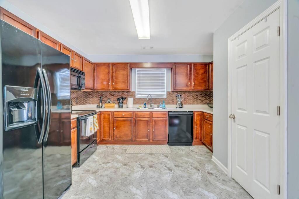 Cheerful and spacious 3 bd 2ba Sunflower house - Housity
