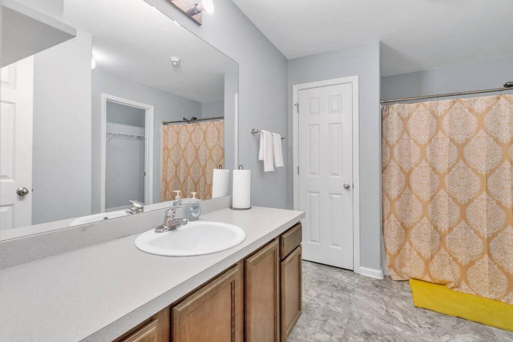 Cheerful and spacious 3 bd 2ba Sunflower house - Housity