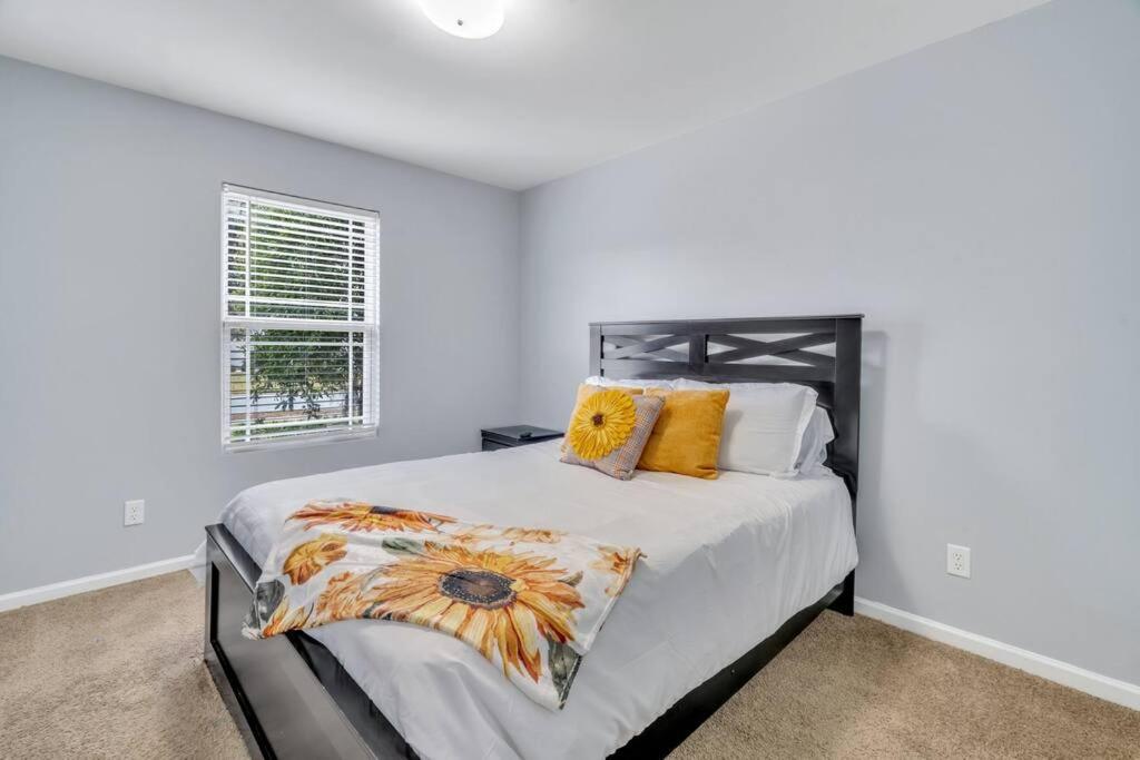 Cheerful and spacious 3 bd 2ba Sunflower house - Housity