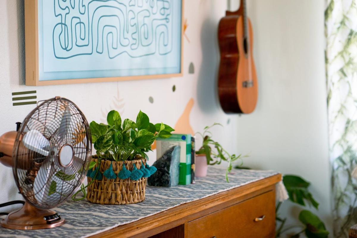 El Paseo Cute Mid-Century Home - Housity