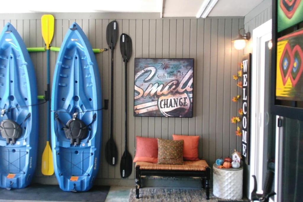 Lake Front Studio with Kayaks Bikes near Greenbelt - Housity