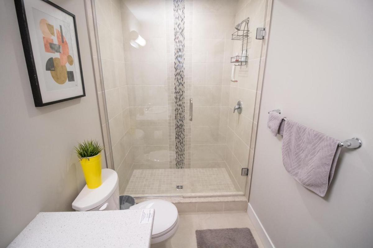 Exceptional Townhome Sleeps 8 - 3QB, 2 dbles, Fiber Wi-fi, Free Parking - Housity
