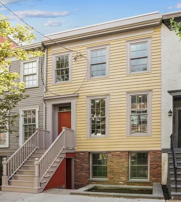 Newly renovated condo, minutes to NYC! - Housity