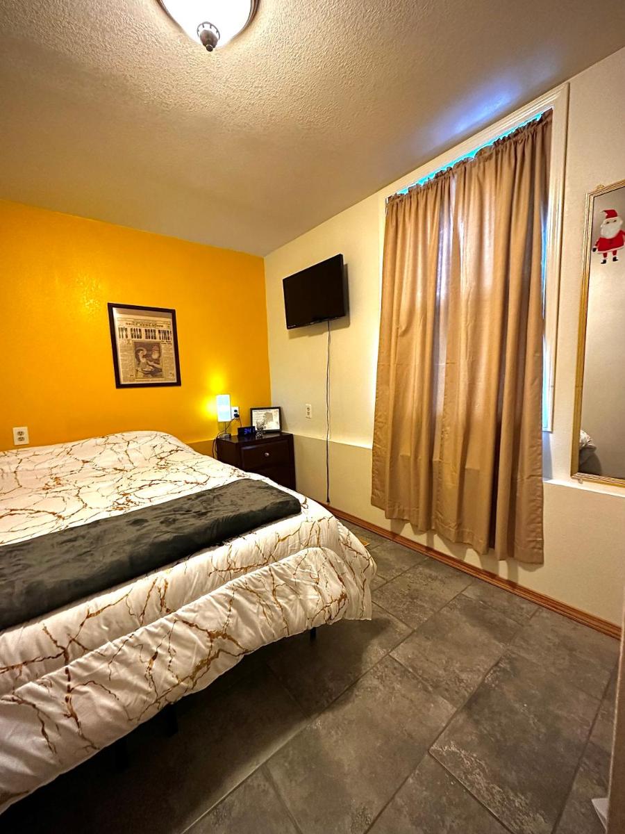 Moose Tracks B&B w/ Hot Tub - Housity