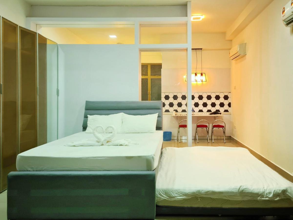 Comfy Studio 4 pax swimming pool in front of the patio Palazio Mount Austin by GDRAGON HomeStay - Housity