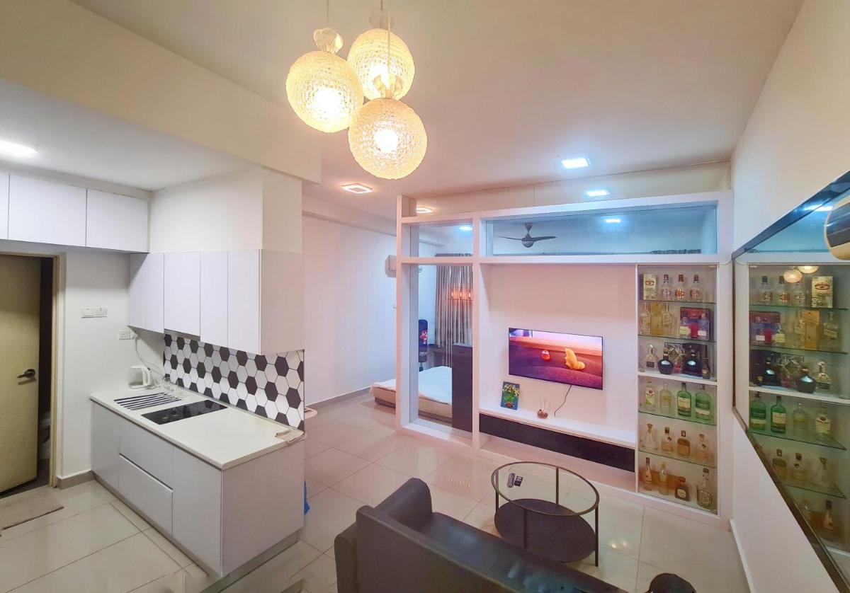 Comfy Studio 4 pax swimming pool in front of the patio Palazio Mount Austin by GDRAGON HomeStay - Housity