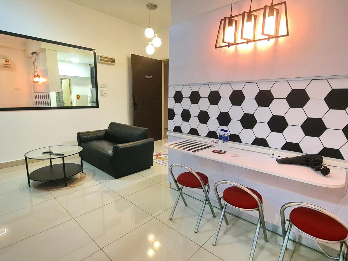 Comfy Studio 4 pax swimming pool in front of the patio Palazio Mount Austin by GDRAGON HomeStay - Housity
