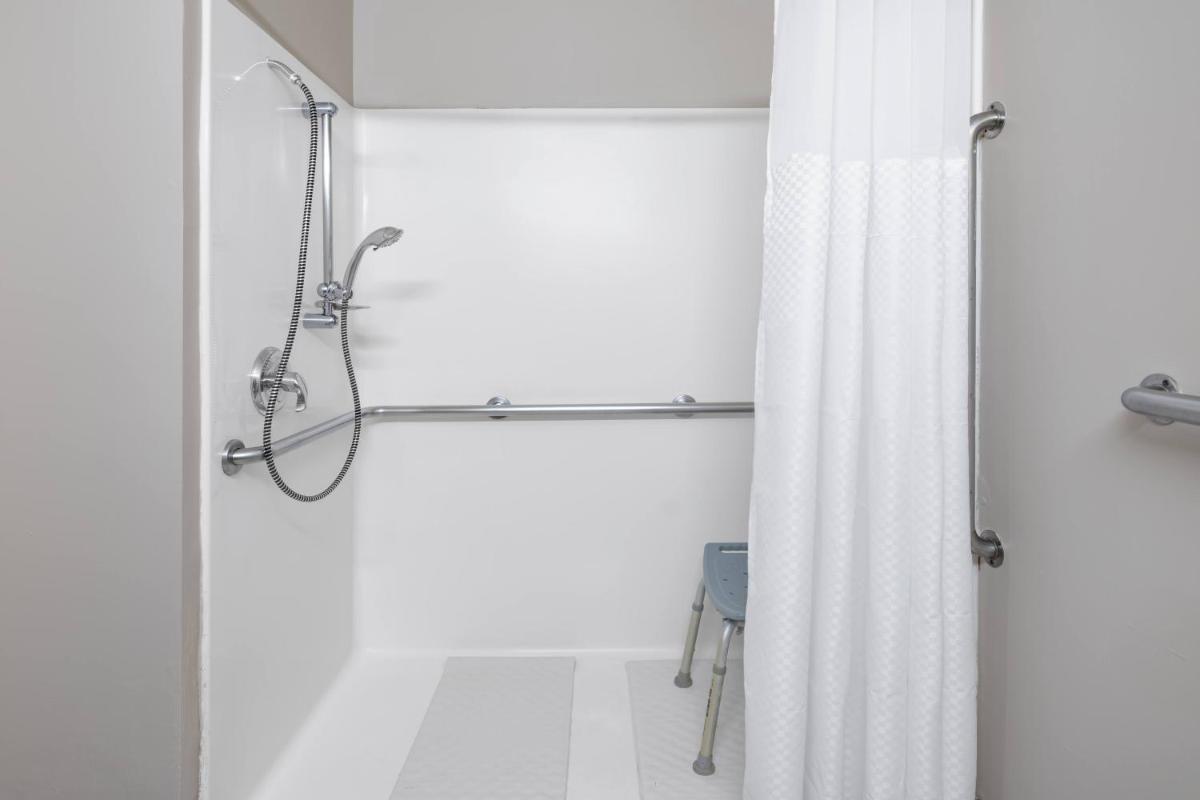 Baymont by Wyndham Gurnee - Housity